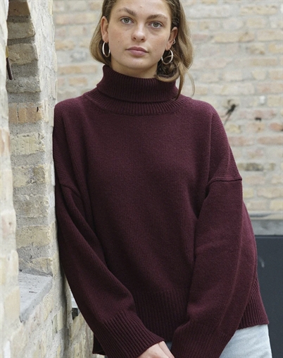 Elsk - Highneck Woman's Recycled Wool Strik - Deep Amarena
